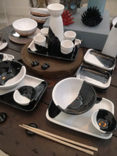 Carica l&#39;immagine nel visualizzatore di Gallery, Servizio Sushi &quot;Yin e Yang&quot; (2 cotture) - Be Art Bottega Artigiana
