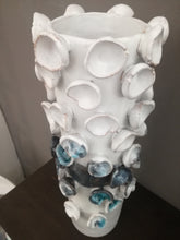 Carica l&#39;immagine nel visualizzatore di Gallery, Vaso con inserti floreali / Cylindrical vase with floral inserts (one shot)
